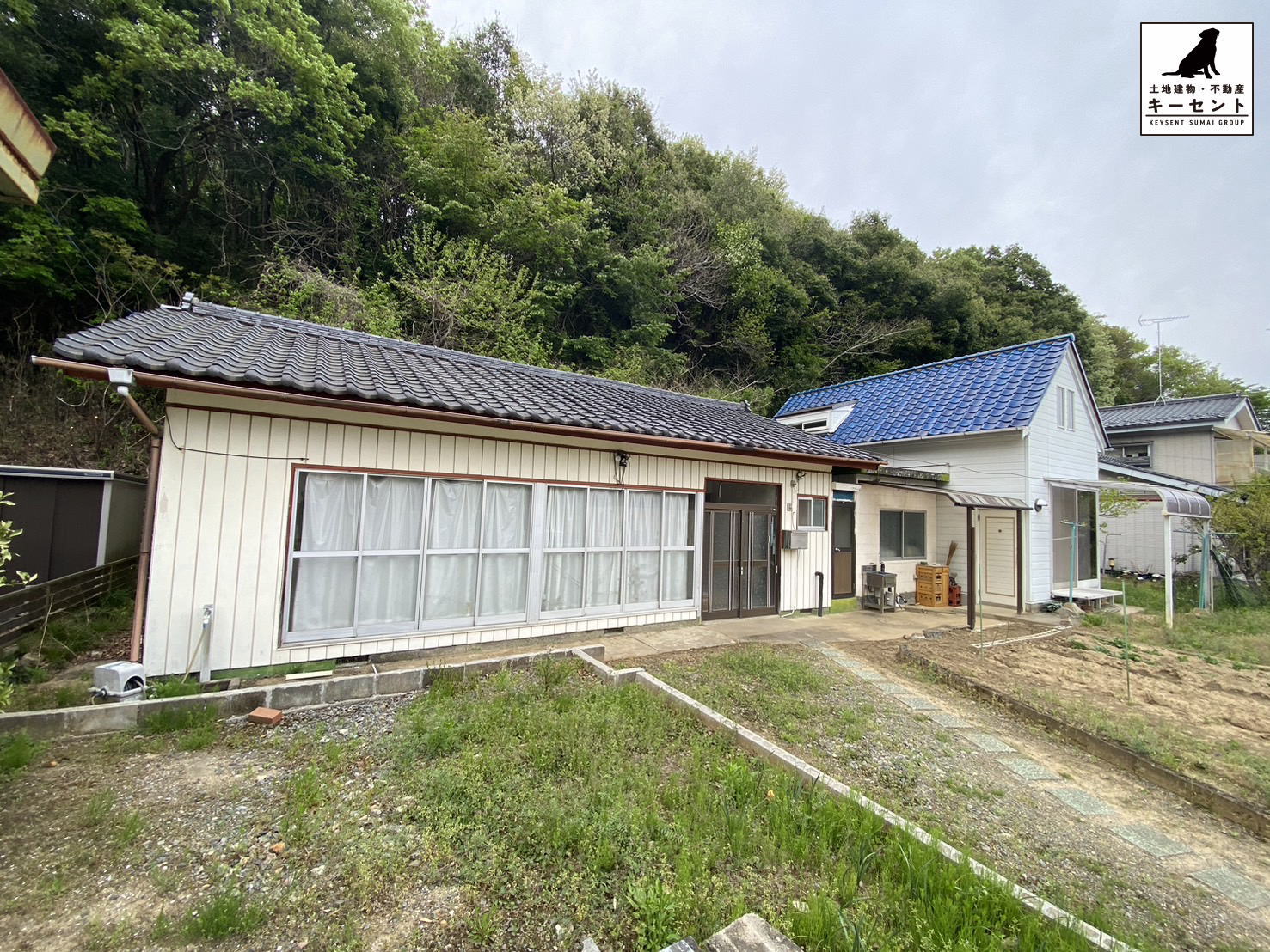 【西郷町忠太】98坪の土地 26坪の平屋建て+附属建物2階建て 日当たり良好 畑もできます